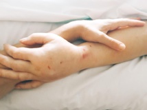 Enlazamiento cuántico. Foto de Kundala. Brazos y manos de Fina y Su. Enlazamiento cuántico. Foto de Kundala. Brazos y manos de Fina y Su.