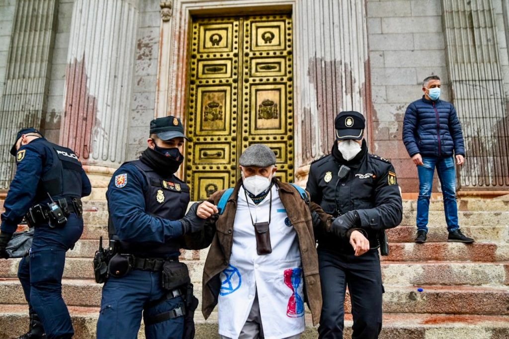 José Esquinas, detenido a las puertas del Congreso. Foto: Mar Muro. José Esquinas, detenido a las puertas del Congreso. Foto: Mar Muro.